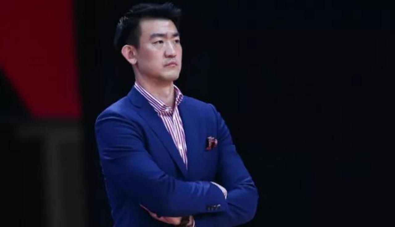 王博连夜开会总结！主场输给广东男篮后，王博指导赛后脸色非常沉重！这位主教练在采