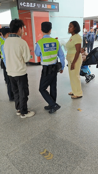 广州街头，一名黑人女子突然与一名年轻小伙发生冲突！双方甚至还动起了手？最后警