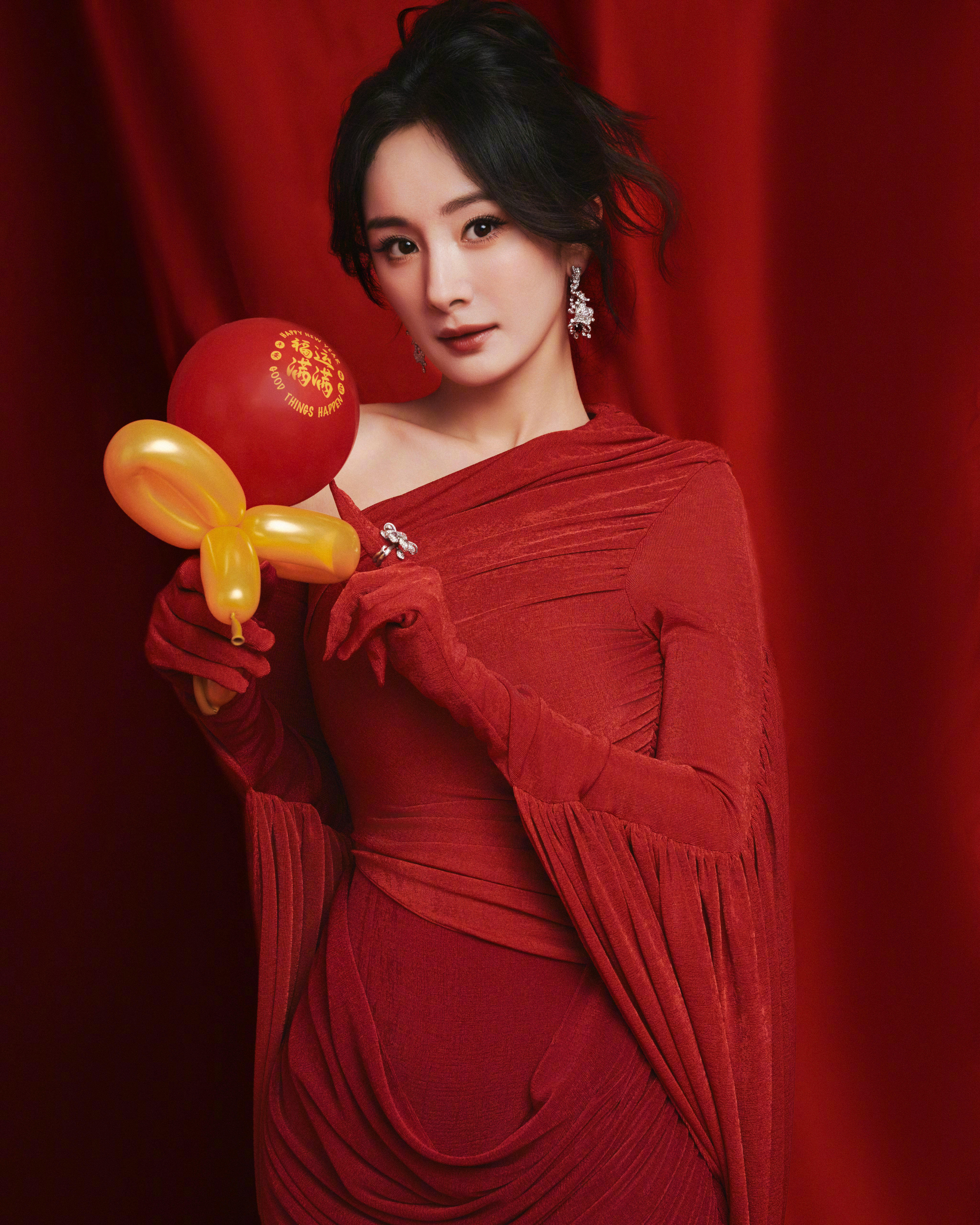 杨幂红裙最严厉的母亲这个妈幂红裙权威到没边了！！这谁看了不说一句牛啊杨幂