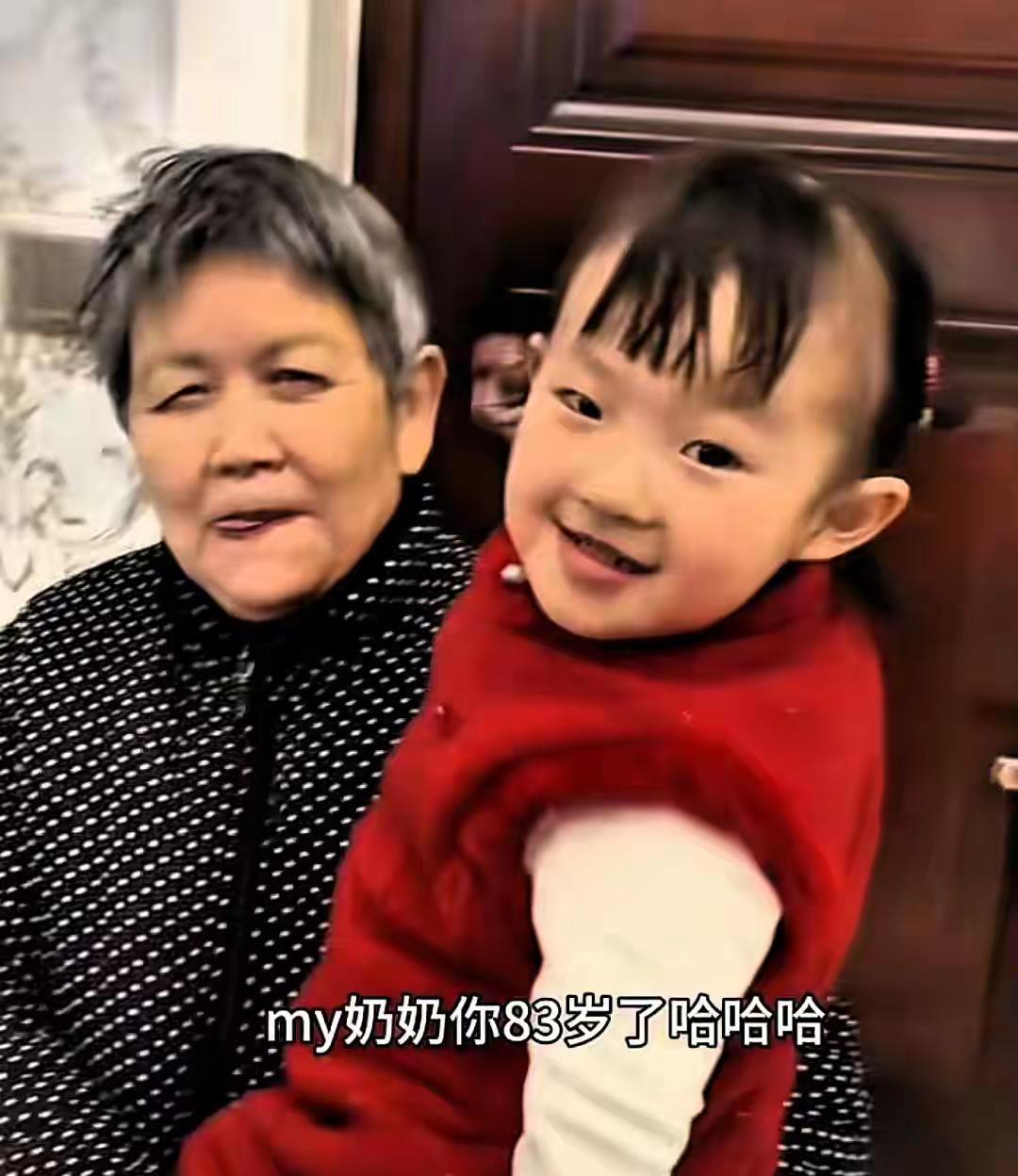 闪闪的脖子越来越短，有人说她随了黄一鸣的短脖子，而黄一鸣也承认了这一点。在家族