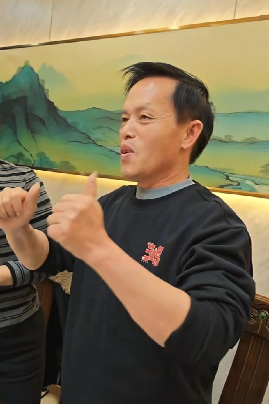 梁志辉的爸爸成了这世上最幸福的小老头。找到孩子后，他连着进行了几场直播带货。接下