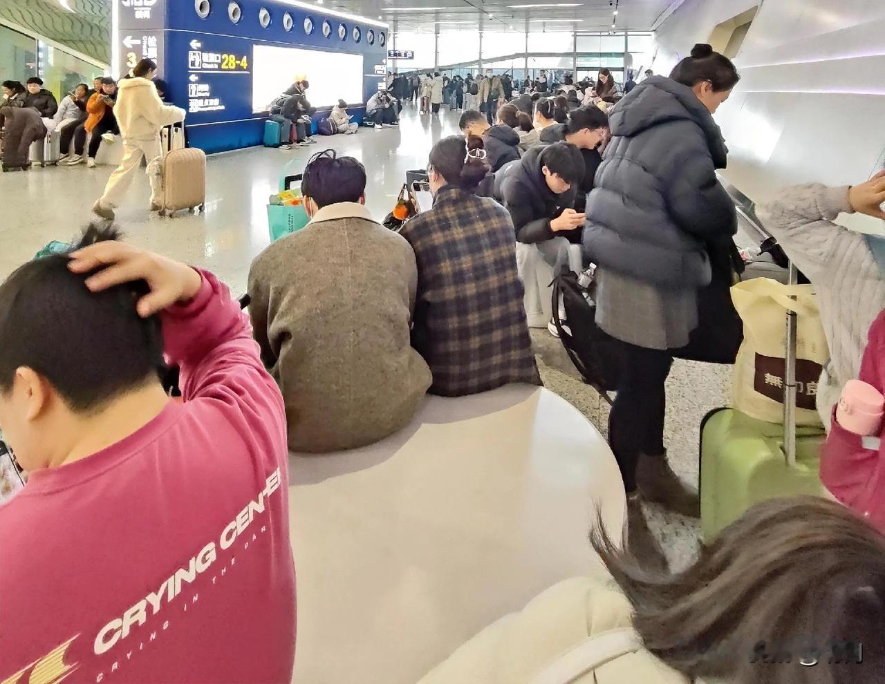 “居然晚点了！”杭州到南京的动车，本来16.59分发车，但是17.09才发车