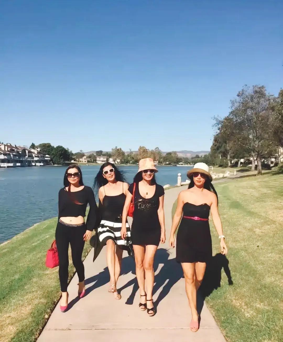 对面来了四位美女，说一句话引起她们的好感