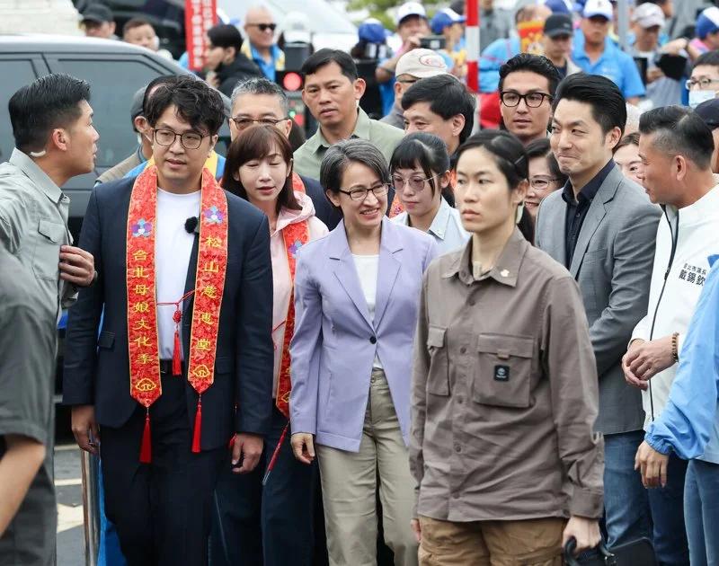 蒋万安民调高？曹腥诚痛骂台湾蠢人比较多台北市长选战民进党拟于5月下旬征召立委沈