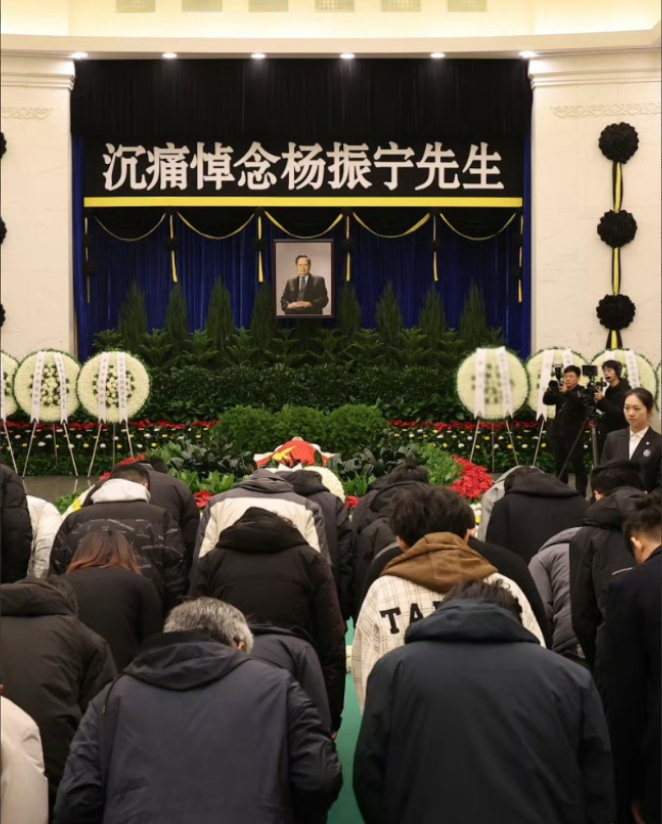 不出所料！杨振宁告别式规格定了！杨振宁先生离去时身覆国旗。这个仪式很