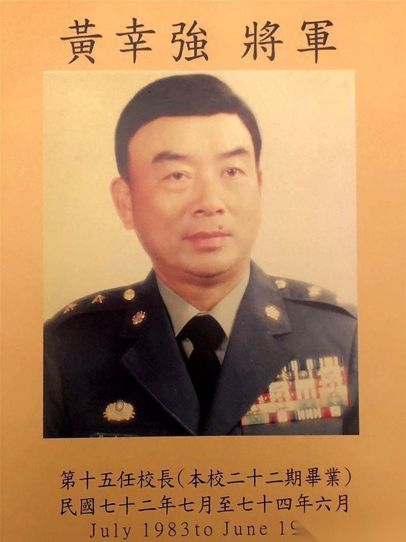 你敢信吗？对岸的前陆军总司令，二级上将，一辈子都在准备跟我们打仗的人。他晚年