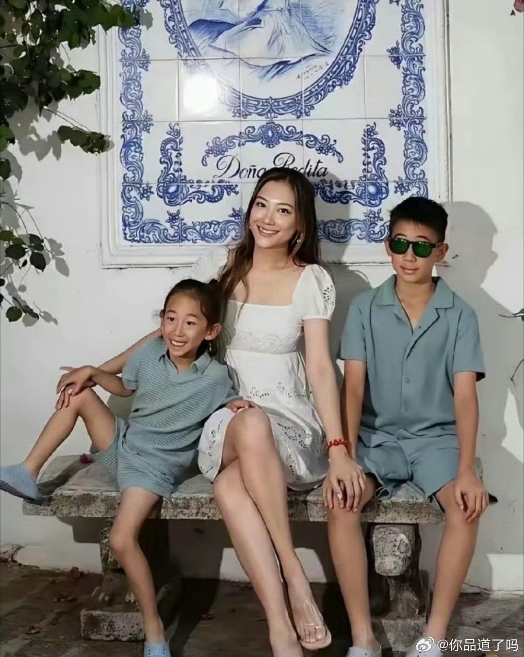 陈小春儿子跟他简直是一模一样，一点也不像妈妈应采儿，这基因太神奇了吧哈哈哈​​