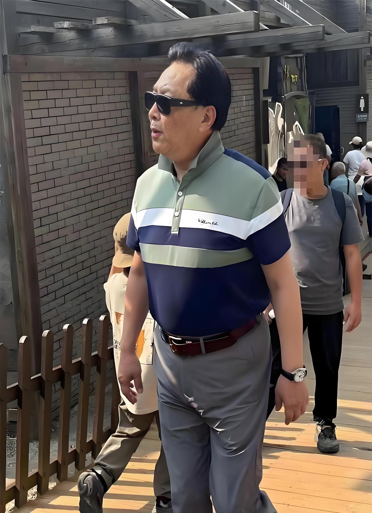 #老照片#真是太巧了，景区碰见了一位熟悉的面孔，不得不说，老了，老了，真是老了