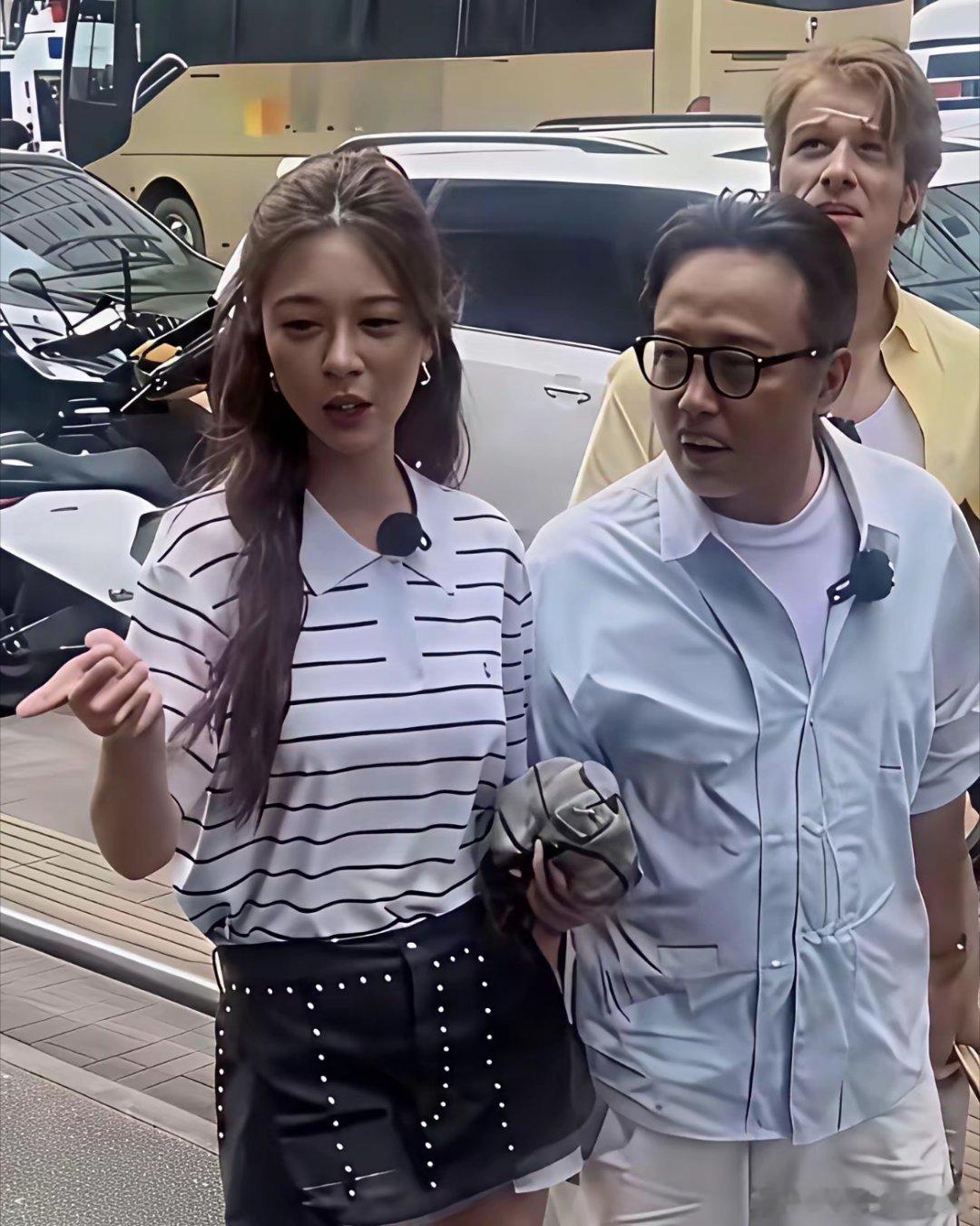 51岁的汪涵彻底是老大爷了，汪涵的状态感觉比一般明星显老 ​不过，他现...