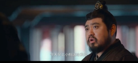 折腰：魏劭看着护心镜以为是小乔送给自己的，开心坏了，结果几次提醒小乔，小乔都没有