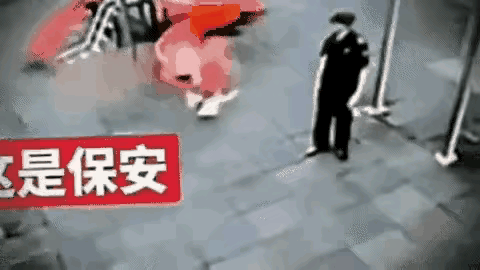 “太冷漠？”：一小男孩在小区里玩滑滑梯，突然一只大黑狗跑过来追赶小男孩。小男孩害