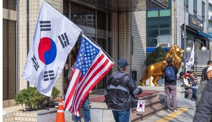 韩国爆发仇华浪潮，扛着美韩国旗喊“滚回中国”，联合国罕见警告另外，极右翼分子明