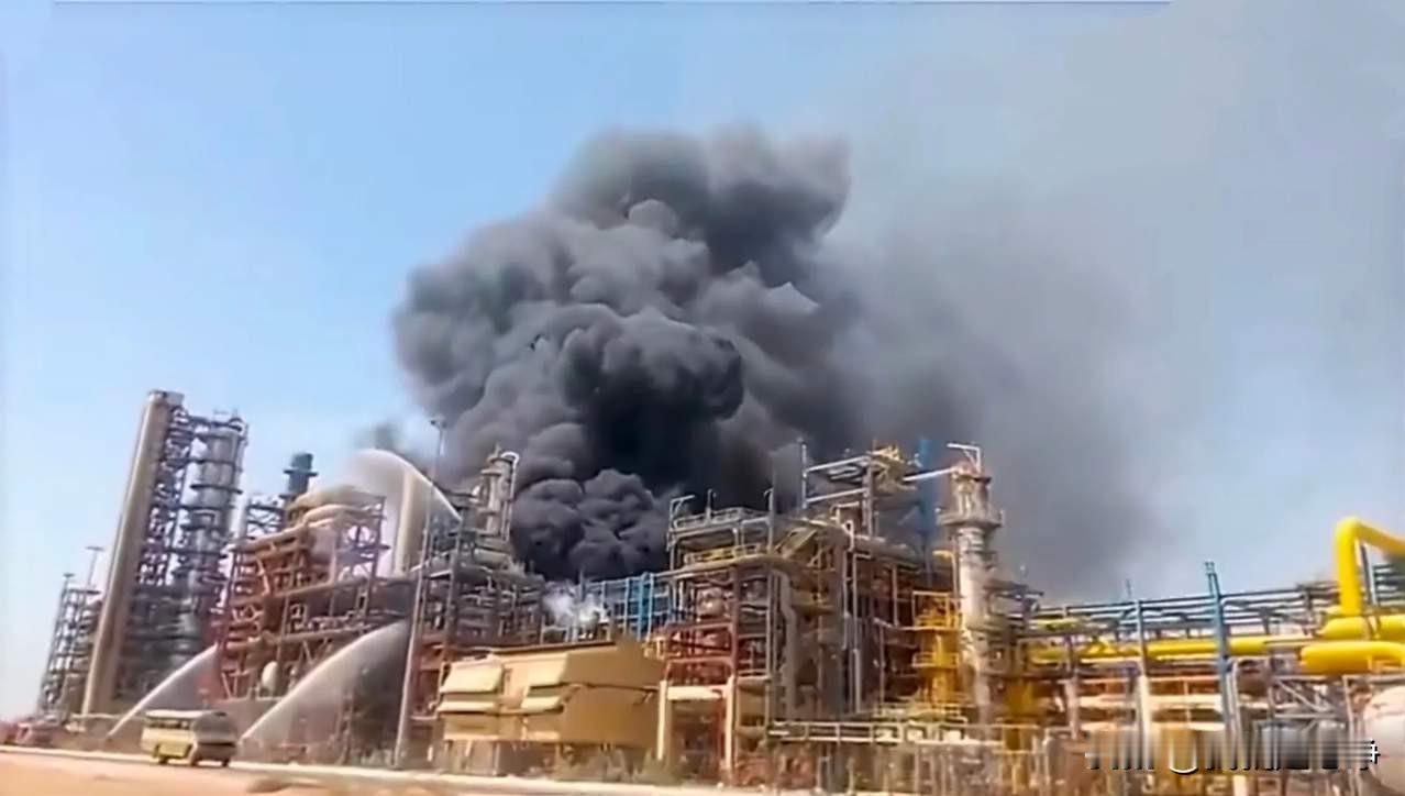 大家看看，这真是屋漏偏逢连夜雨啊，全球石油危机的背景下，印度已经搞不到更多的能源