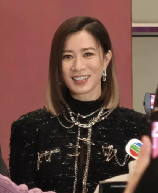 佘诗曼回应不婚：家庭付出比拍戏累，2亿身家全留亲50岁TVB视后佘诗曼近期受