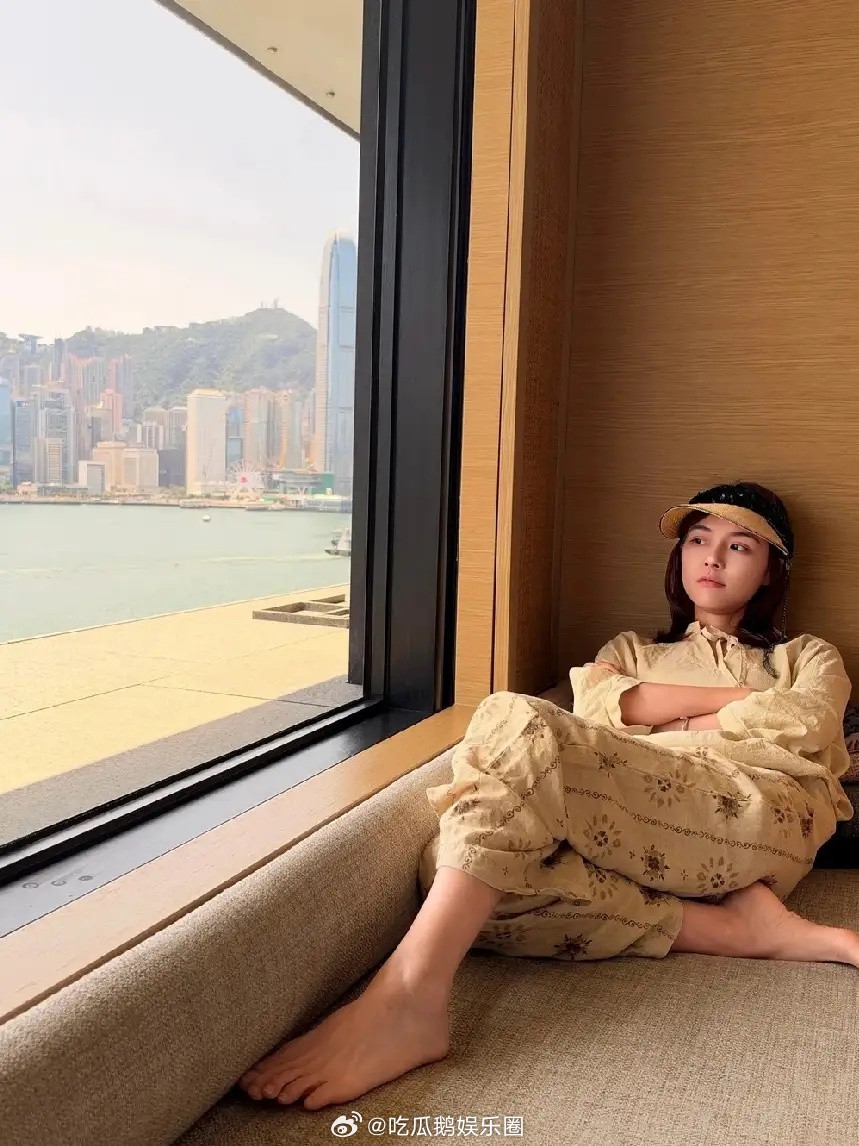 苏醒和老婆带娃去香港旅行，一家四口，好温馨啊！他们家大儿子还挺帅的，现在已经有小