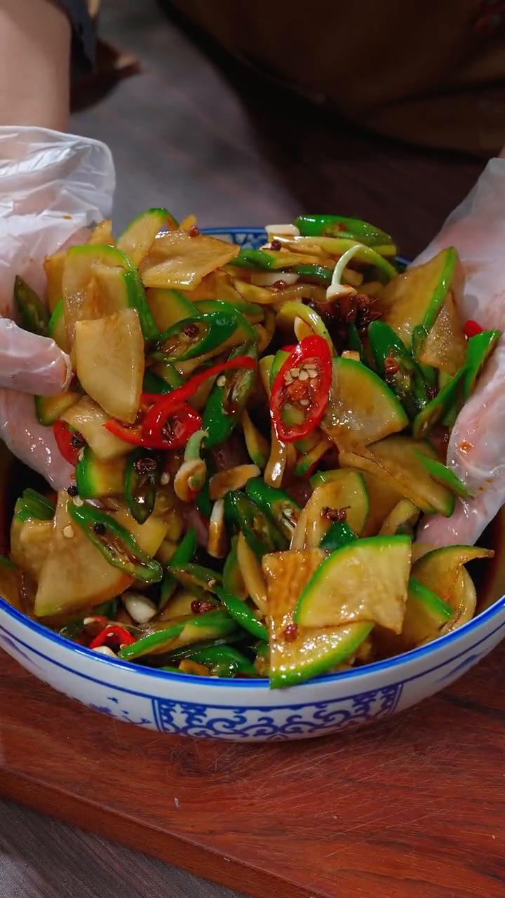 冬天正是吃萝卜的季节，今天就给大家分享一个酸辣萝卜的腌法，酸辣脆爽，可好吃了。青