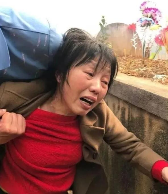 1984年，对越反击战中，一名战士壮烈牺牲，新婚20天的妻子拒绝改嫁，并生下遗腹