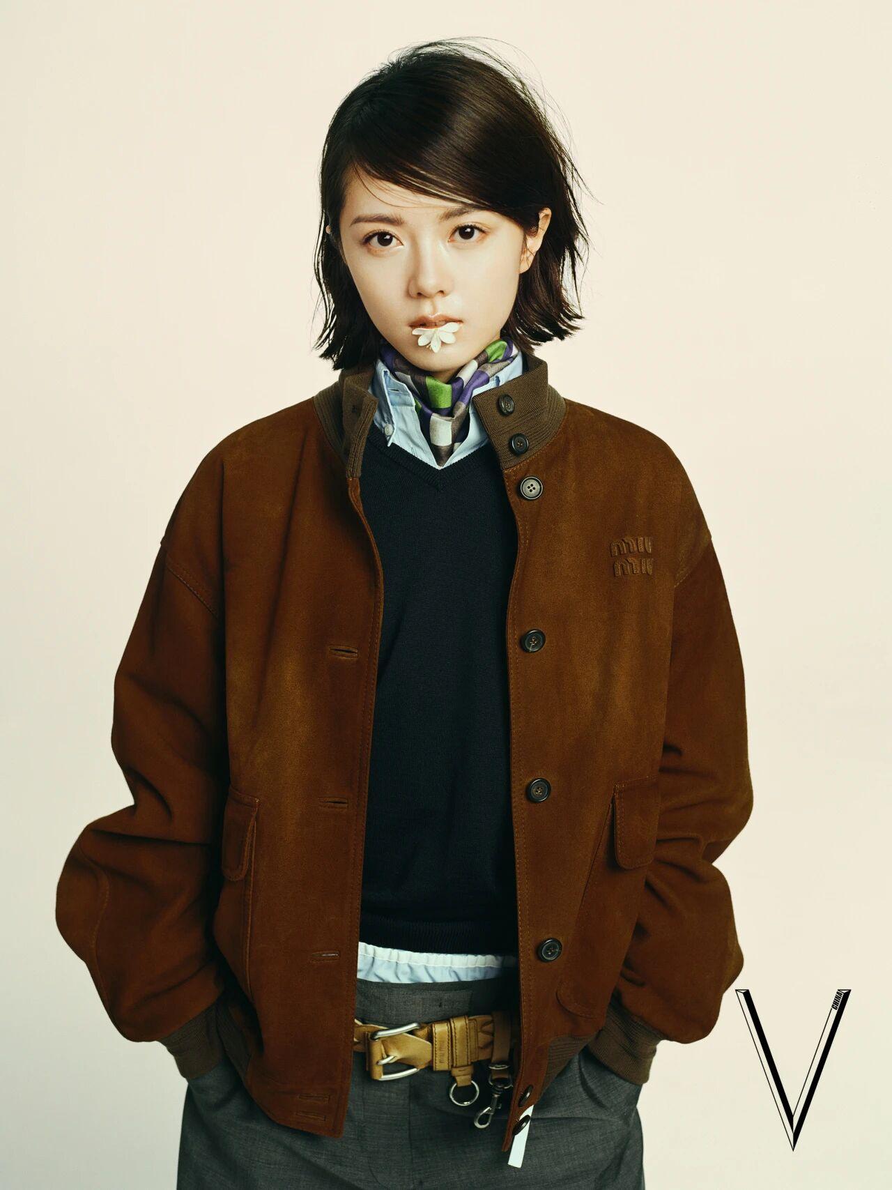 赵今麦的写真集/复古风穿搭指南：棕色夹克+彩色围巾，时尚又温暖！赵今麦穿搭赵今