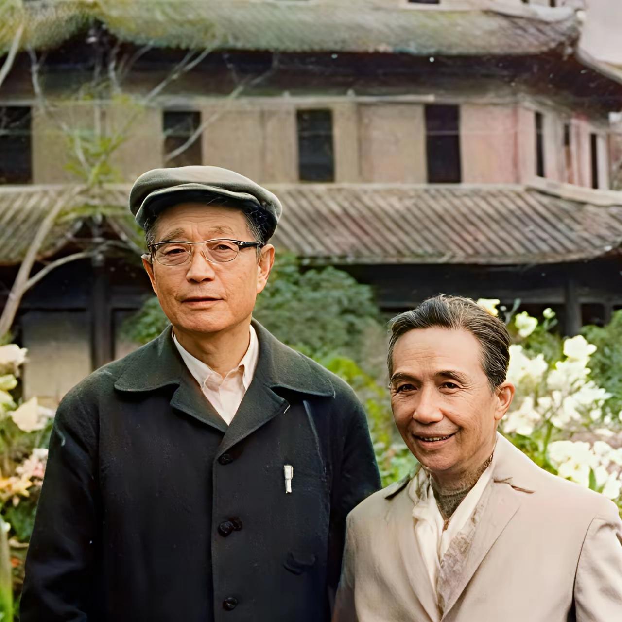 60年代，杜聿明陪同夫人曹秀清出游，一张温馨的合影，夫妻俩并排而立，看起来很温馨