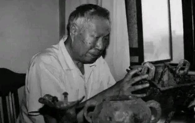 1972年，湖南长沙马王堆一号墓发掘现场，气氛紧张得让人窒息。幽深的墓道里突