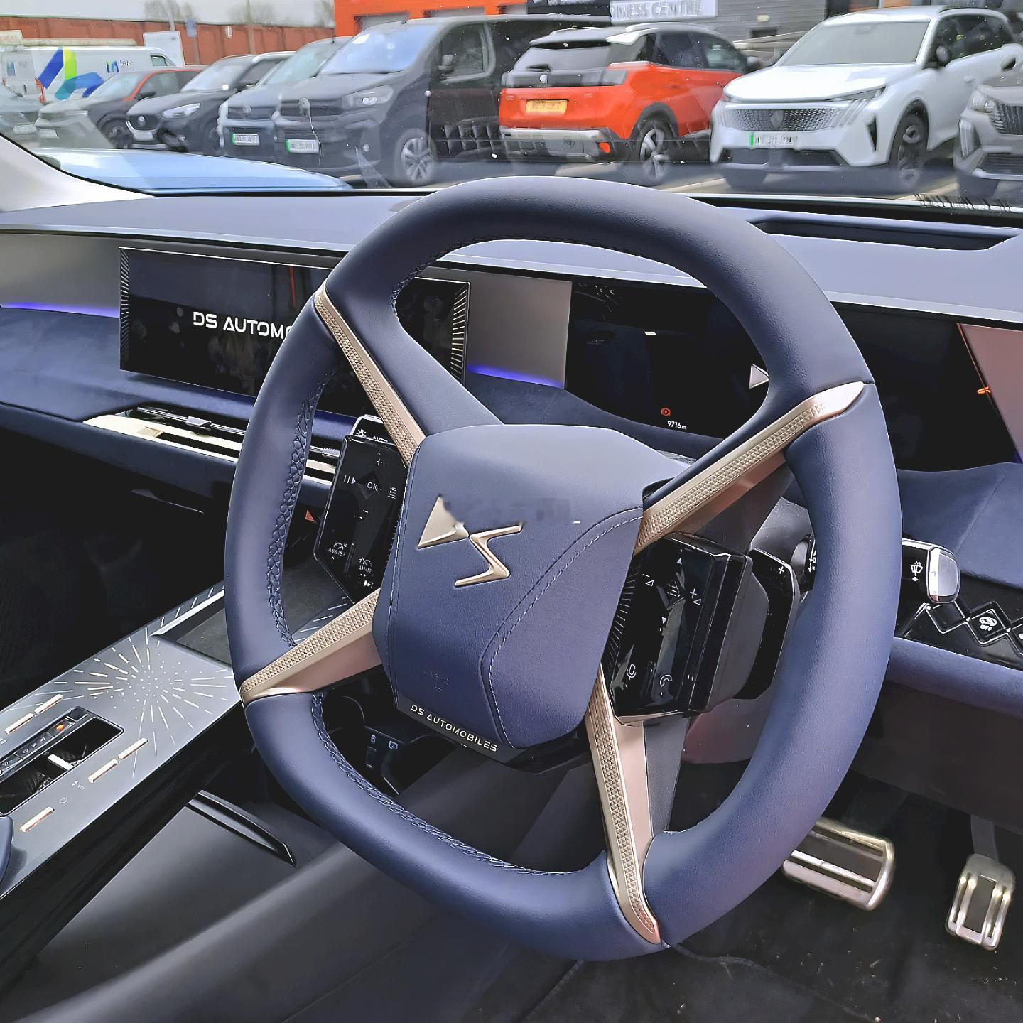 好像这个品牌的车离开我们很久了，看看最新的方向盘，这个奇怪的设计你喜欢么？