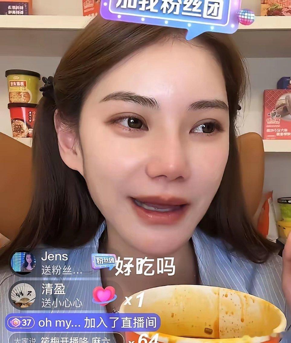 小玥儿现在嘴可会说了！马筱梅正在直播，小玥儿就坐在旁边吃东西。筱梅笑着问她味儿咋