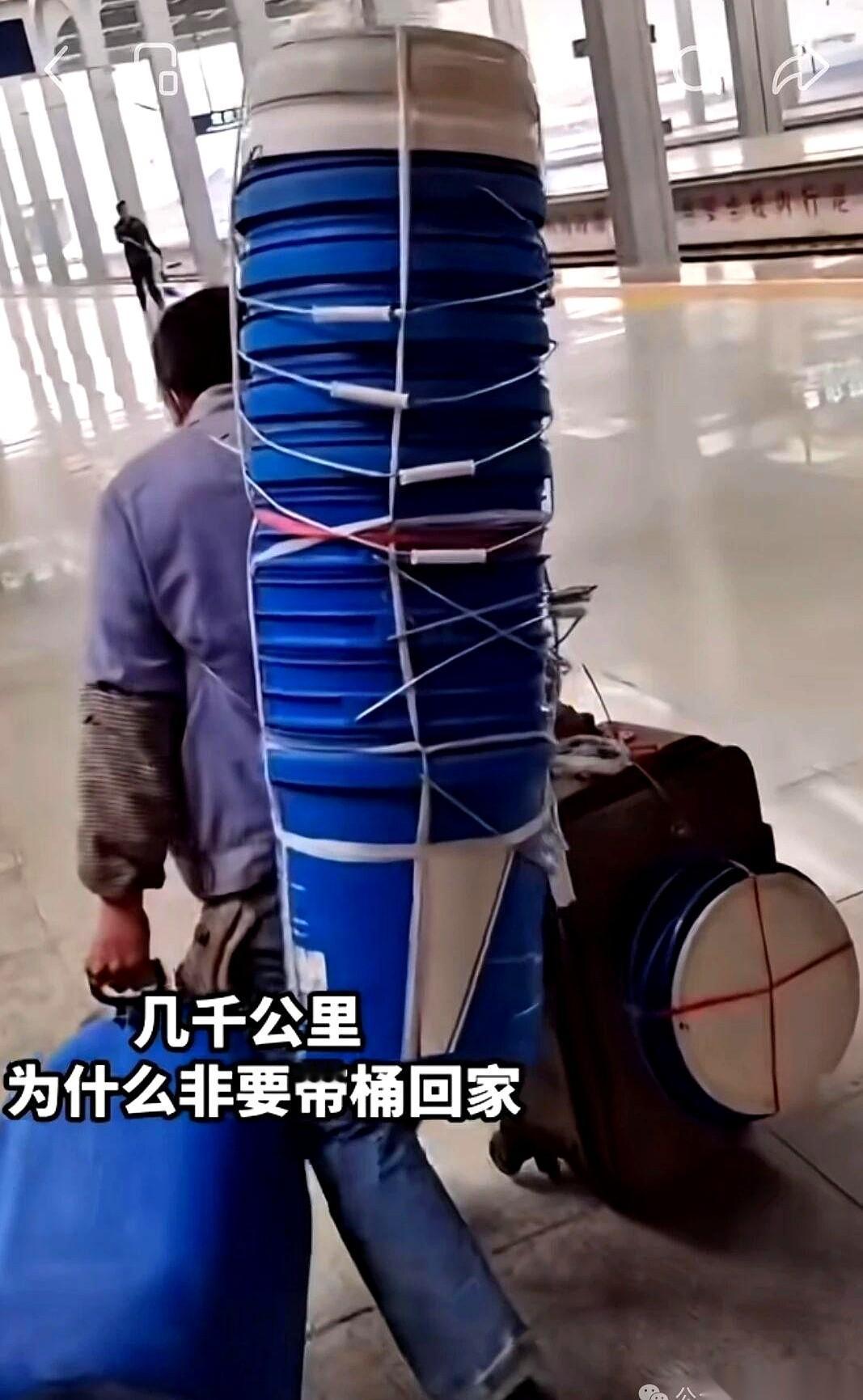 一堆塑料桶，压垮了评论区。有人算账：一个才十几块，来回折腾的车费都比这贵。有