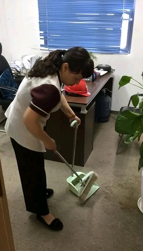 老公单位昨天招了个70后的保洁大姐，大姐对招聘公司提供的工资待遇都挺满意的，昨天