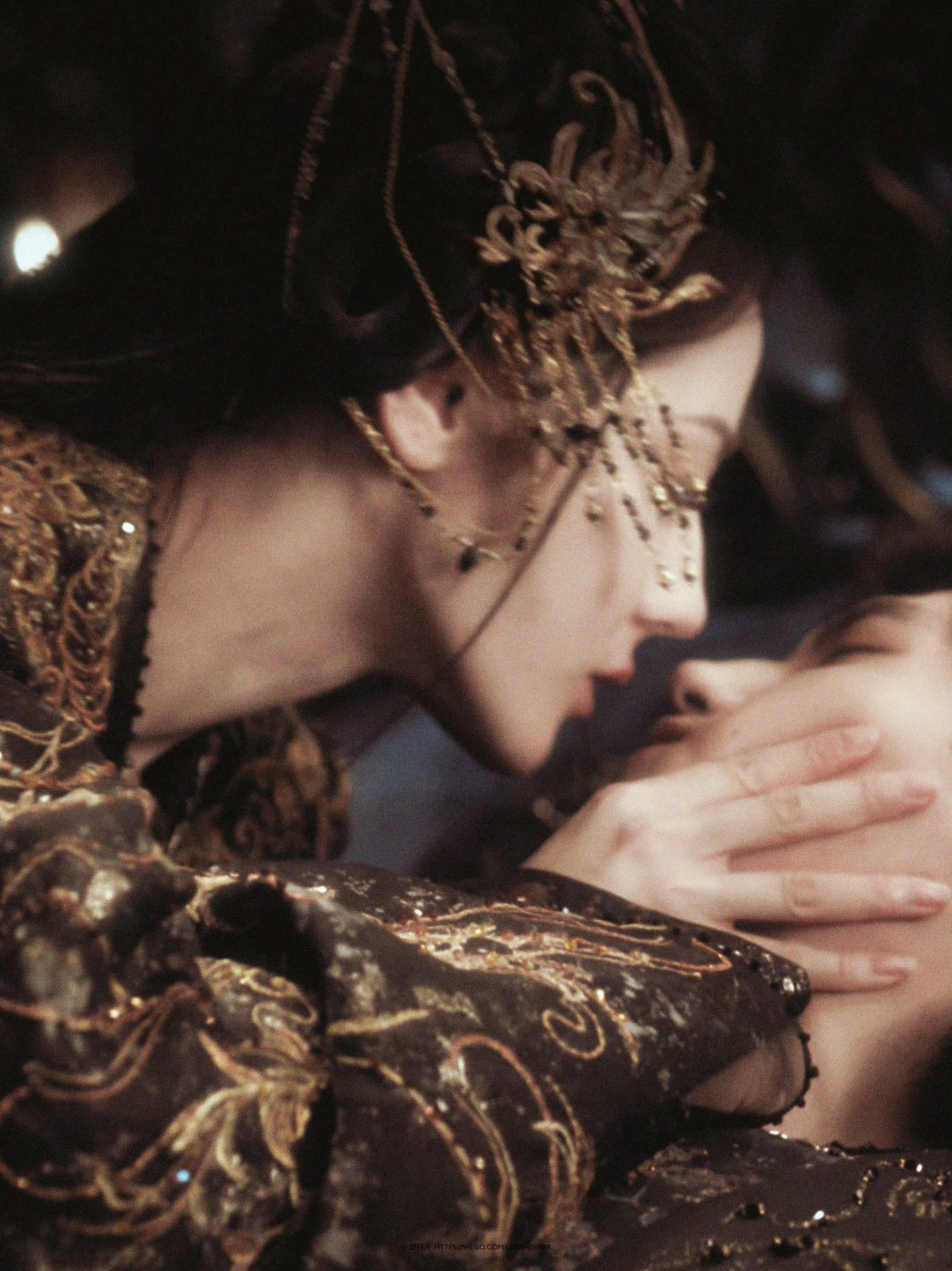 谁家男主被女主扑倒4次《白日提灯》这段“扑倒文学”也太会了吧！从贺思慕提交易时