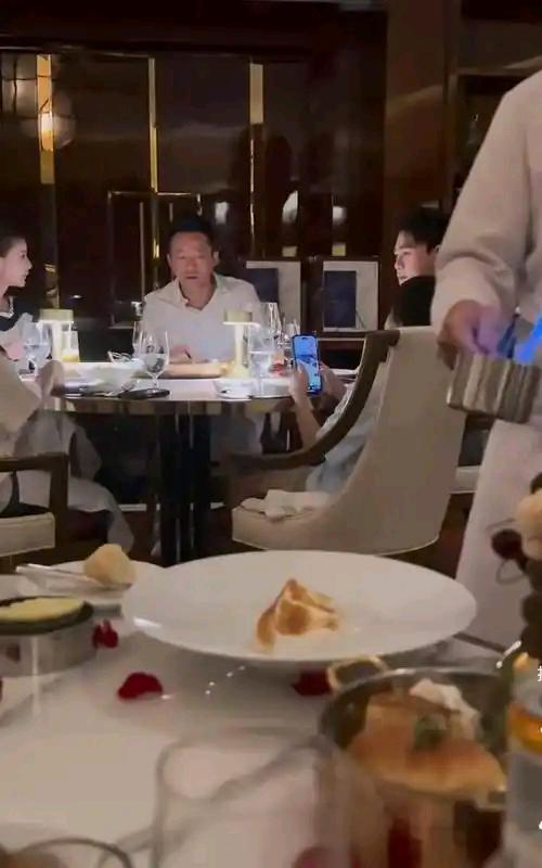近日，汪小菲在社交平台分享了一段温馨的家庭时光，他带着女儿箖箖去享受美味的牛排。
