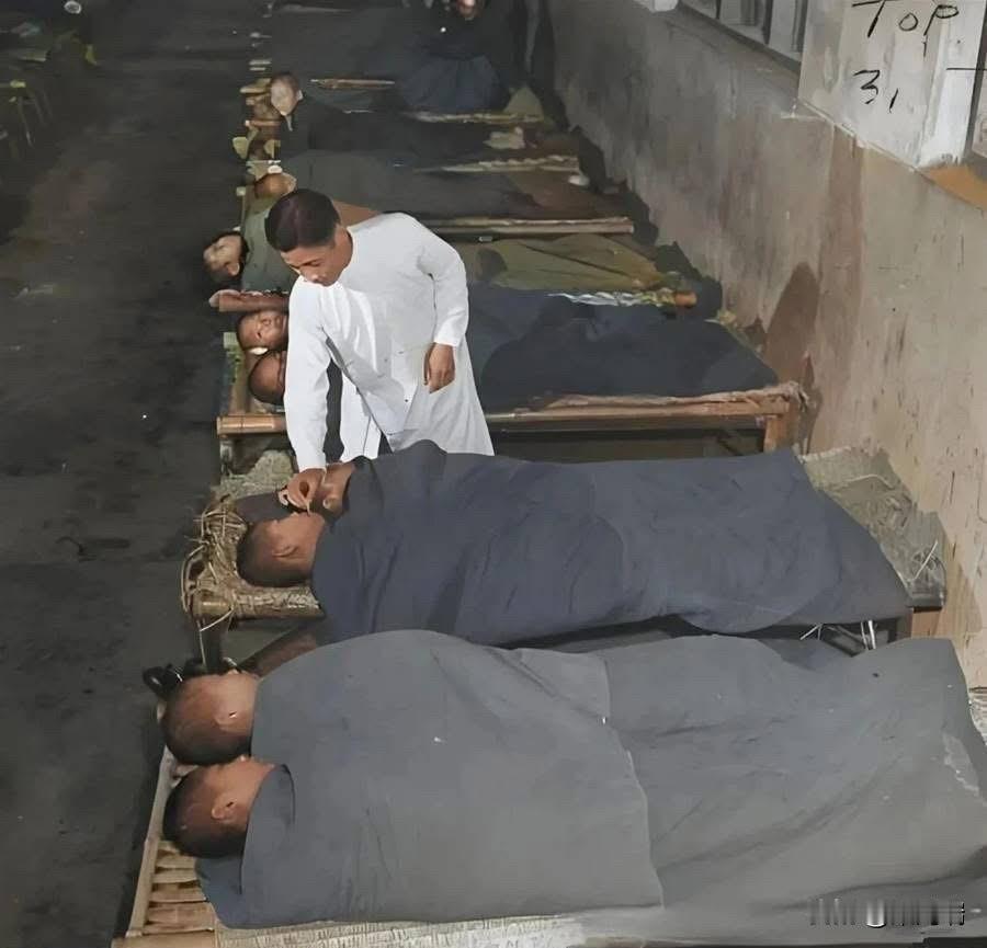 看这张老照片心里真不是滋味！可怜的孩子们！1945年的上海，两千多个战争孤儿挤