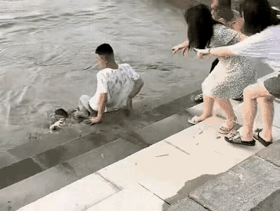 急流滚滚，看着非常危险，小伙子还是毅然跳下去救人，这种见义勇为的行为，非常值得敬