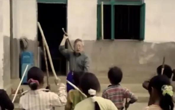 2005年，63岁的外交官朱敏才和妻子退休后神秘失踪，甚至连女儿也不知道他们在哪