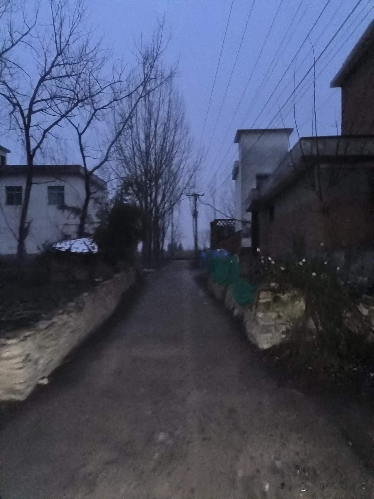 晚年时，有儿孙在侧之人与膝下无儿孙者的生存状况大相径庭。且不说城市，单讲讲农村