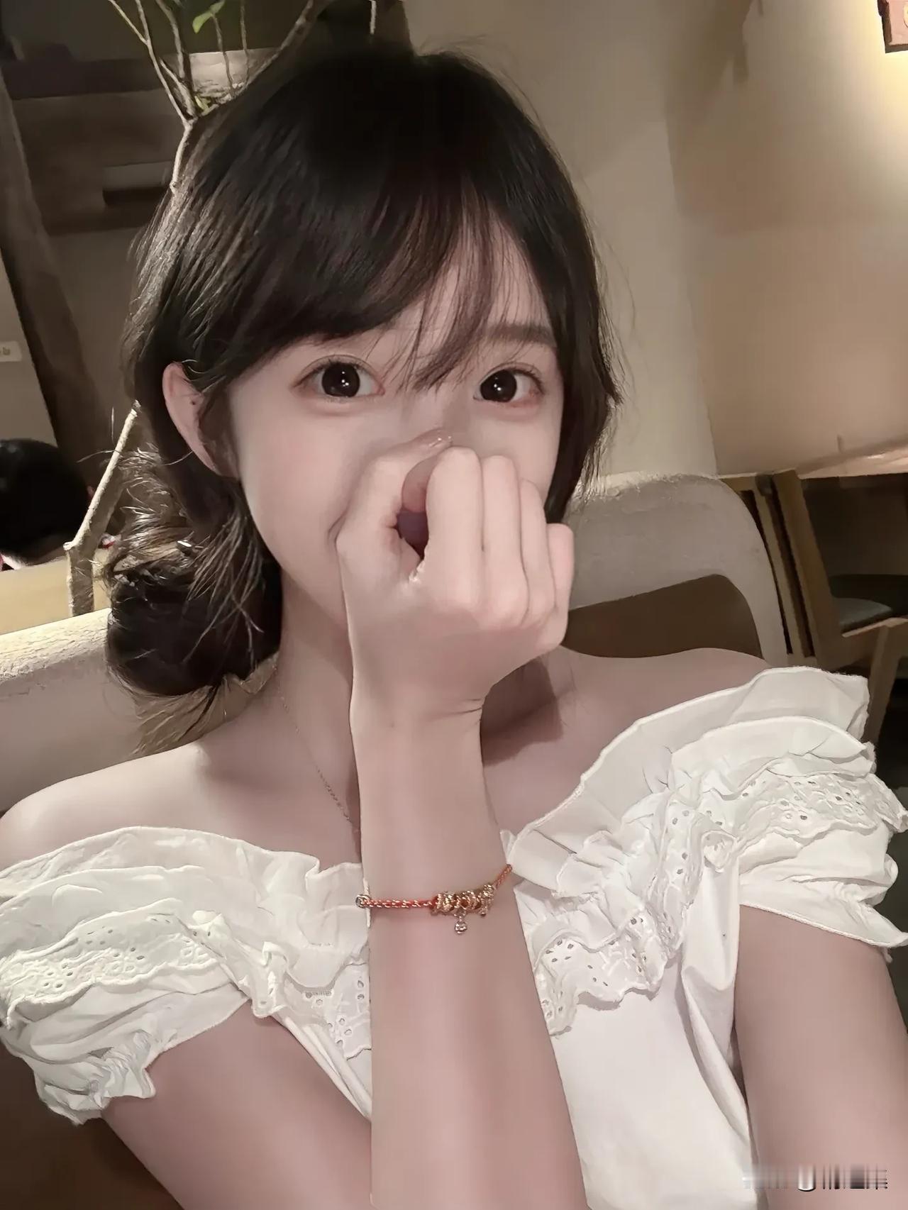 温柔甜美的白裙少女，浅笑盈盈，优雅迷人。