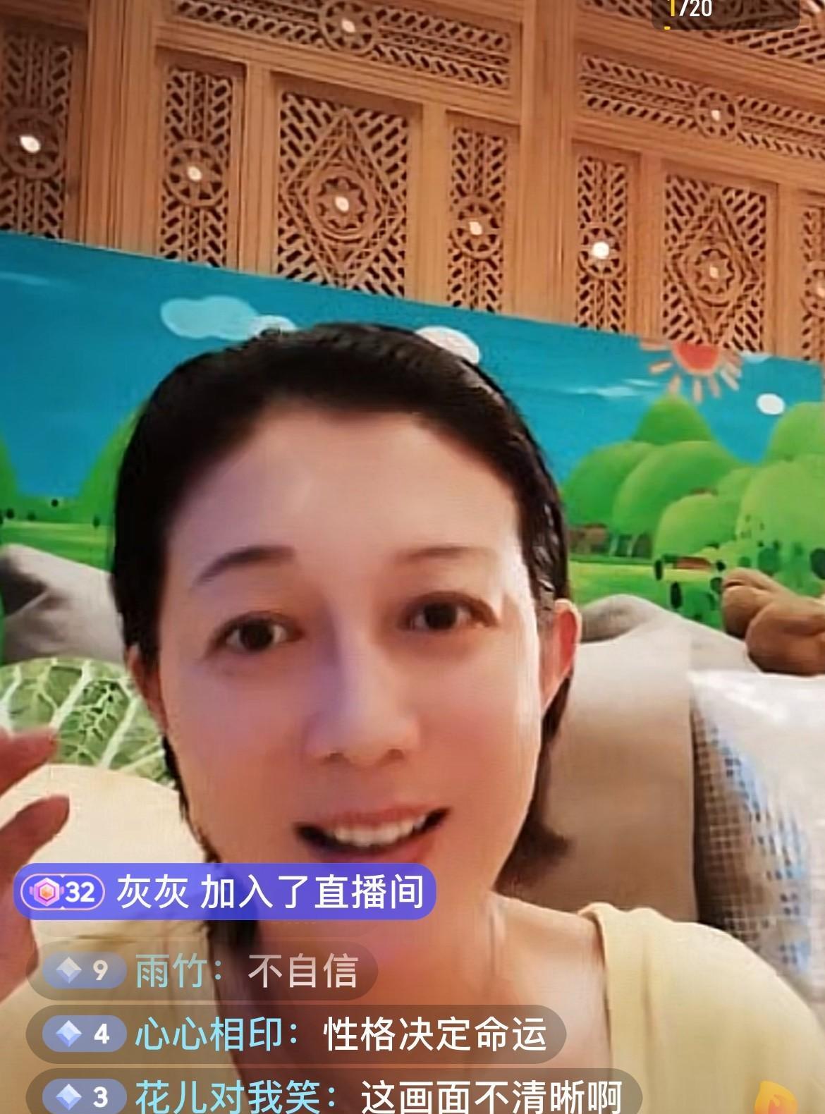 8月29日晚上，香港演员吴绮莉出现在直播间，吴绮莉说：我这个人不会卖惨，这样吃了
