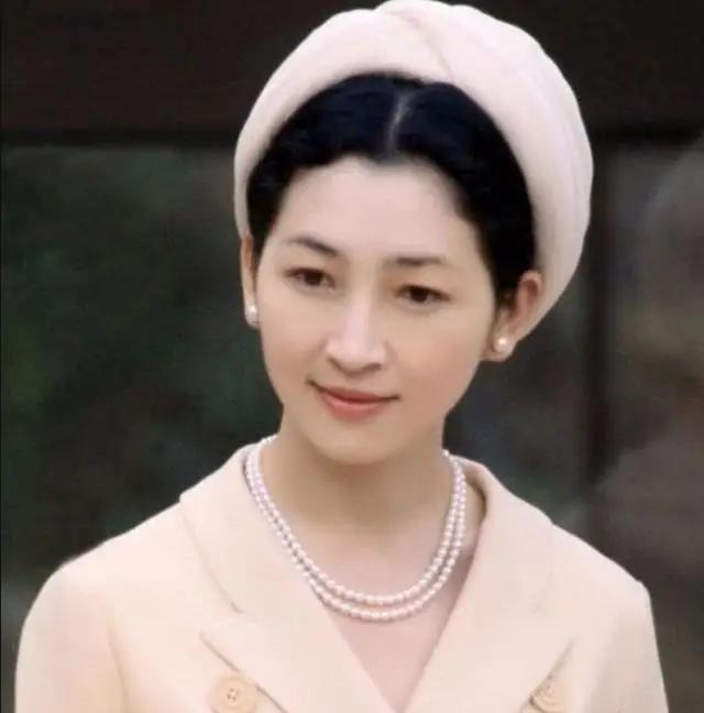 1959年，美智子嫁给日本明仁皇太子后，被婆婆欺负得抑郁流产，体重暴瘦几十斤，美