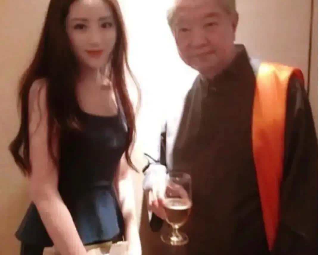 2013年，香港某晚宴。蔡澜碰到一个20出头的小姑娘，那天她喝得有点多，