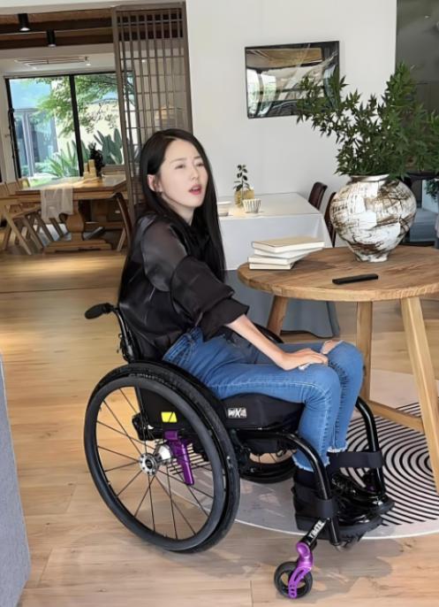 北京一女老师，车祸意外瘫痪，被丈夫抛弃。10年前资助过的穷学生：老师，这辈子我养