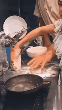 男子想和老婆腻歪腻歪，来的正是时候！该出手时就出手，惨了吧瞅瞅啥情况！[捂脸哭][