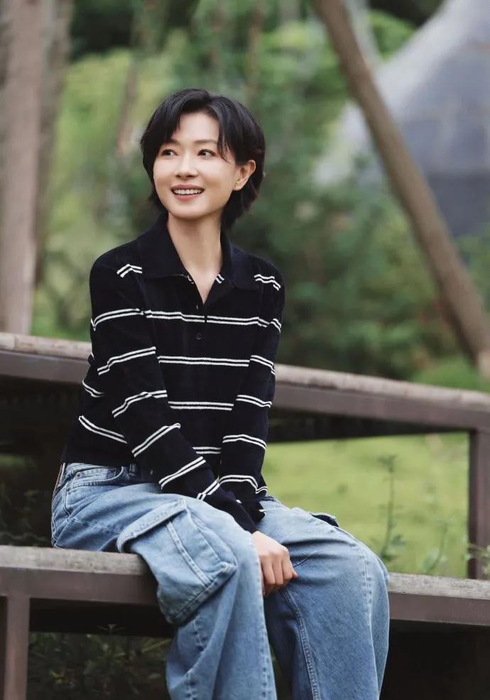 万茜的穿搭公式我学会了！🤍万茜私服真的好耐看！黑色条纹针织衫+浅蓝色牛