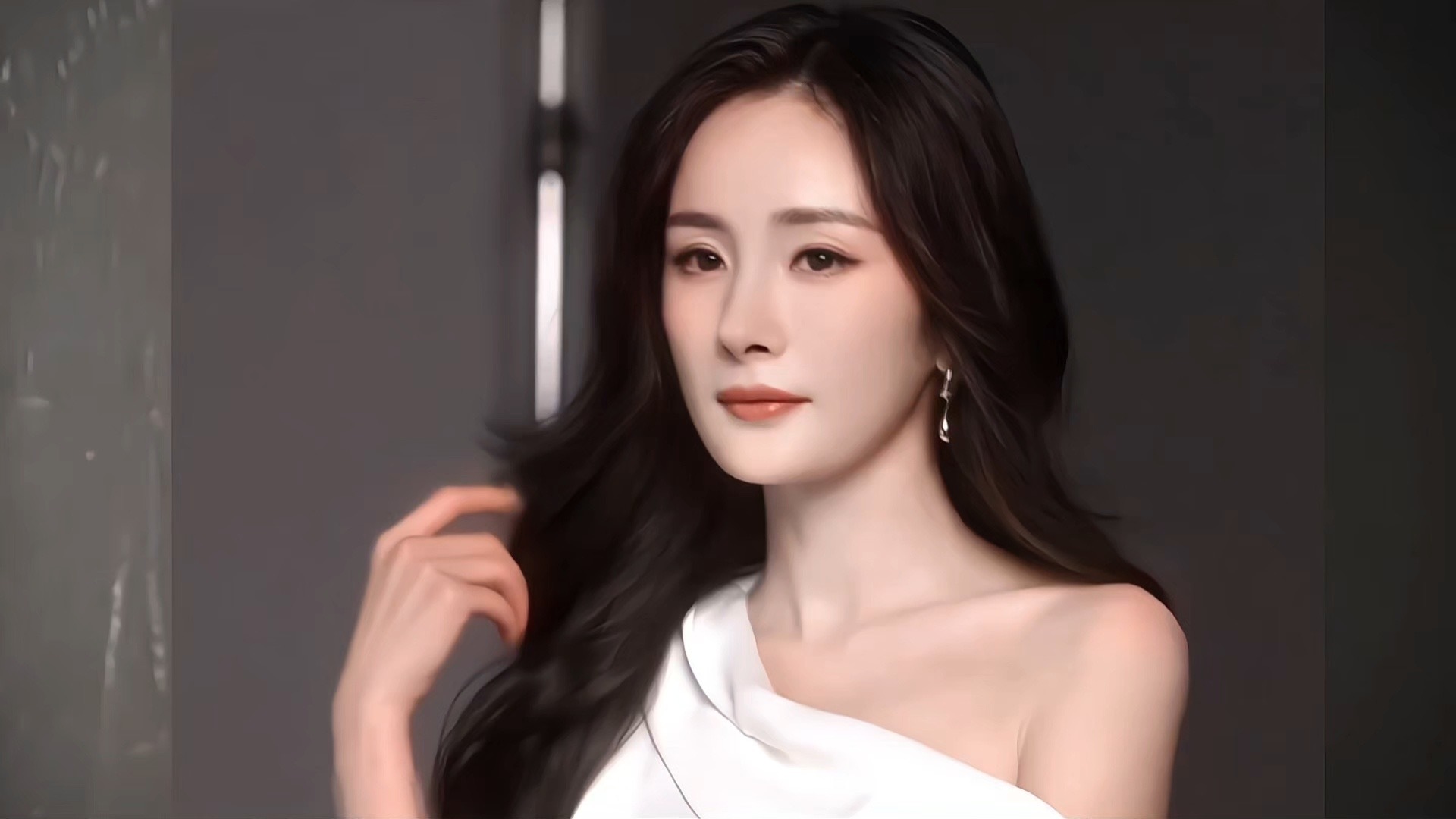 杨幂完全是妈妈级别的杨幂的新代言官宣啦，姐的商务覆盖面真的很广，从顶奢、高奢到