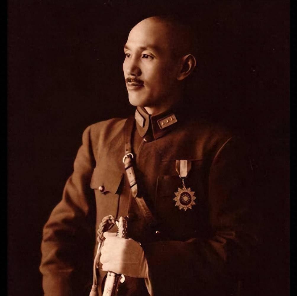 杨永泰身为蒋介石的首席谋士，他早早离世。杨永泰犯下三宗罪。其一，1932年，他正