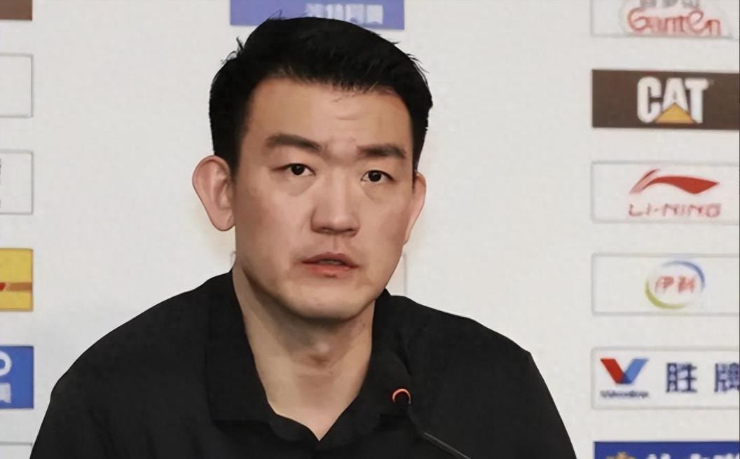 最后那个补篮，于米提把球送进的时候，整个场馆都安静了，常规赛第二的球队，家门口栽