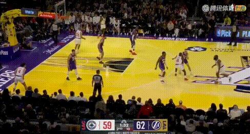 啥防守？詹姆斯补防撤退防自己人被3分！太搞笑了，这是看不起邓恩还是怕自己对位人