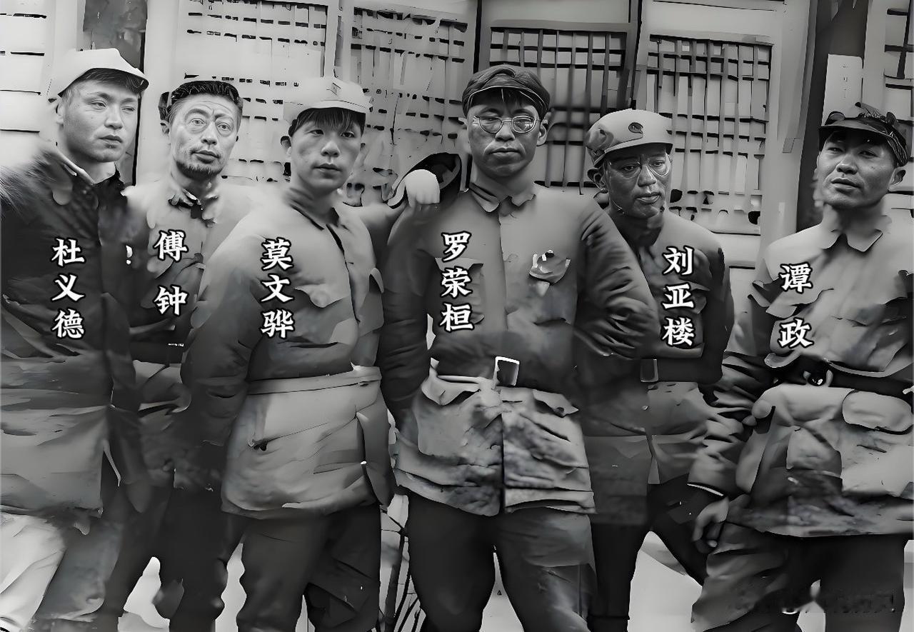 红军大学有多强？这张珍贵合影拍摄于1936年红军大学的校领导和学生的一张珍贵