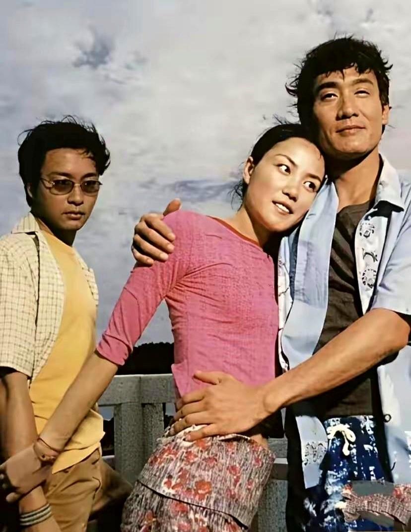 王菲这“左拉右抱”的姿势，真绝了！一张《恋战冲绳》的老照片，王菲被张国荣和梁