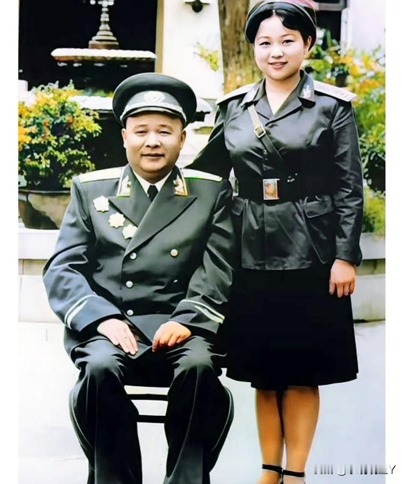 这是徐海东大将和他的女儿徐文惠的一张珍贵合影，拍摄于上世纪六十年代初的广州。这可