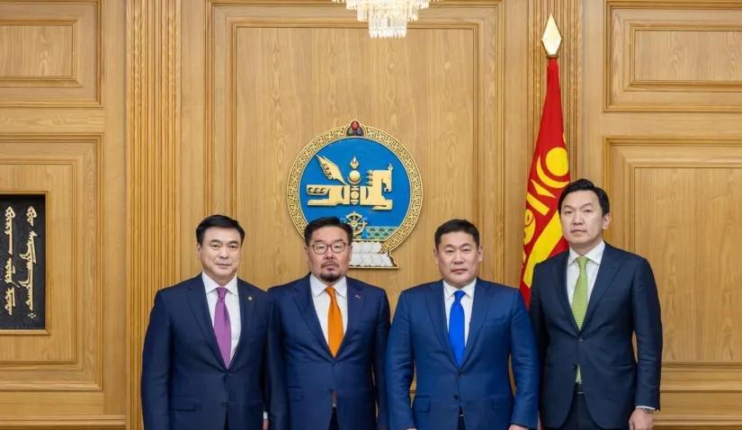 蒙古国前总理奥云额尔登在权利交接仪式上希望新总理赞丹沙塔尔能够继续实施“远景-2