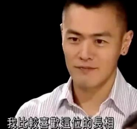 2018年，刘銮雄的儿子刘鸣炜参加《非诚勿扰》，登台后他说：我是普通打工仔，月入